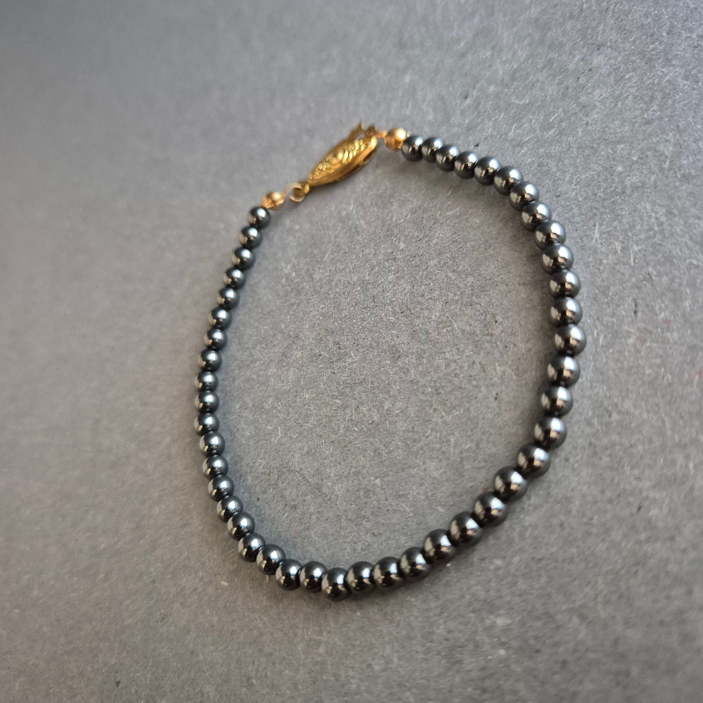 Edles Hämatit-Armband mit vergoldetem Vintage-Verschluss