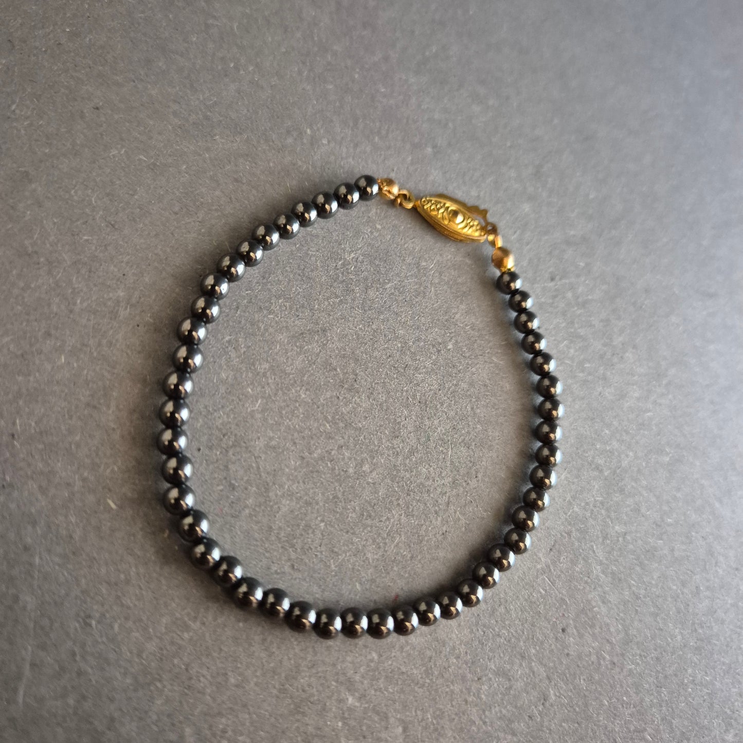 Edles Hämatit-Armband mit vergoldetem Vintage-Verschluss