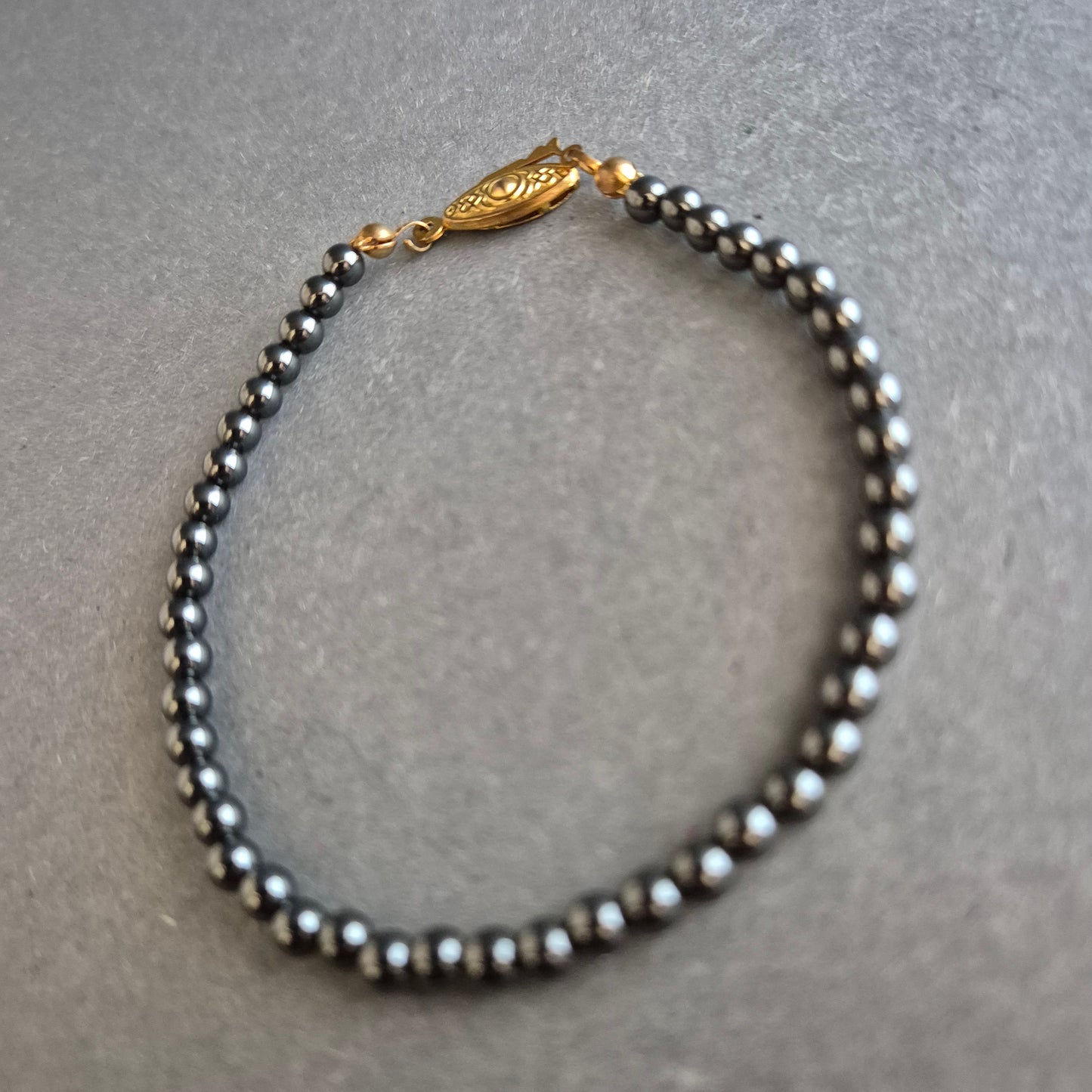 Edles Hämatit-Armband mit vergoldetem Vintage-Verschluss