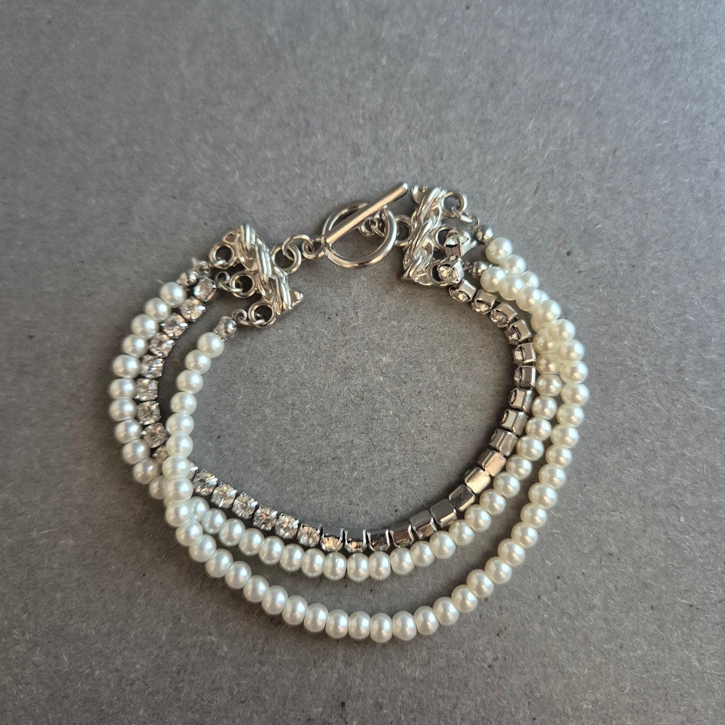 Elegantes Perlenarmband mit Strass – Dreifachreihe im Vintage-Stil