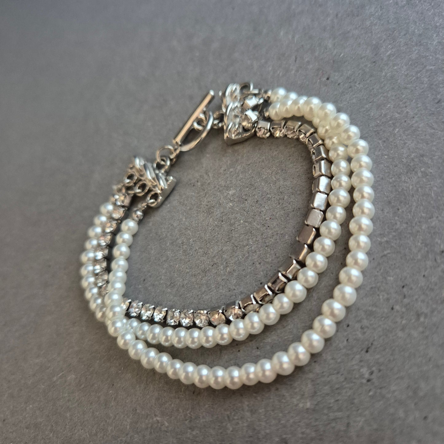 Elegantes Perlenarmband mit Strass – Dreifachreihe im Vintage-Stil