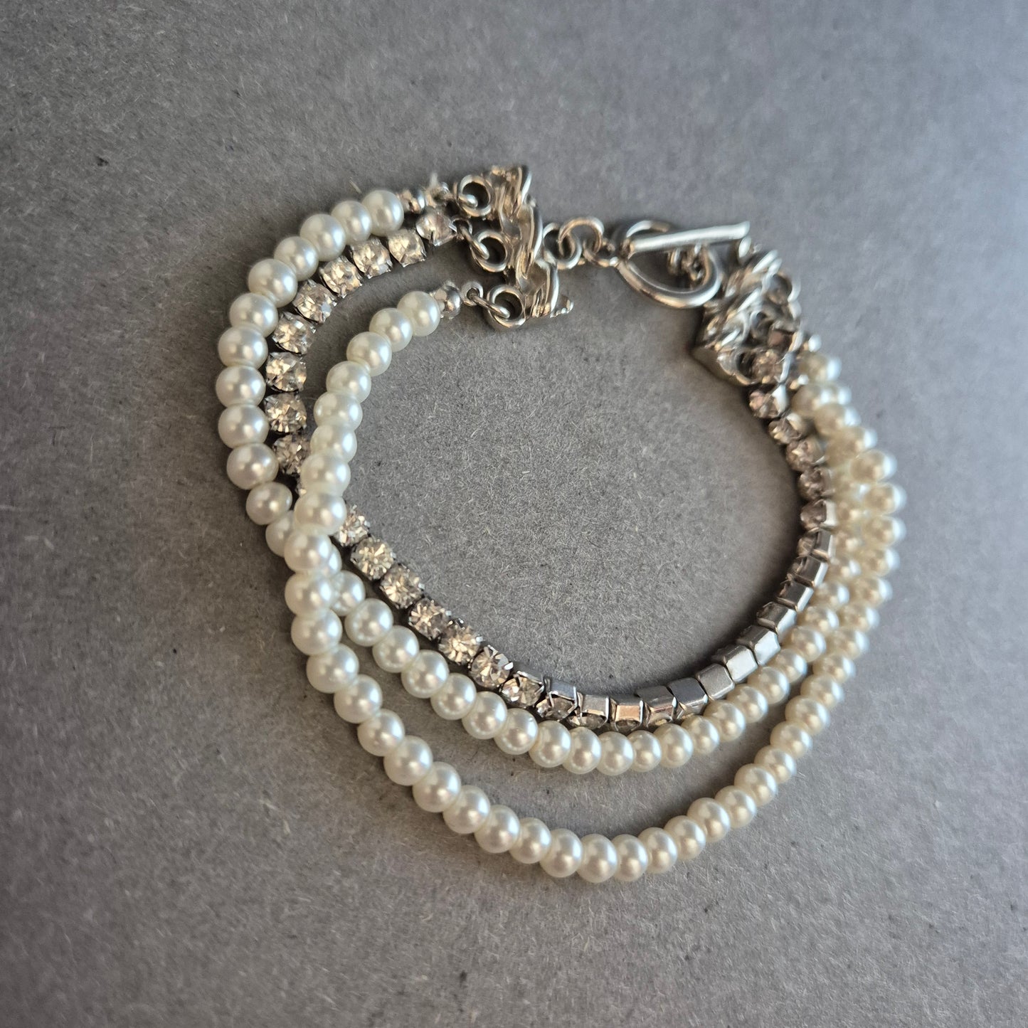 Elegantes Perlenarmband mit Strass – Dreifachreihe im Vintage-Stil