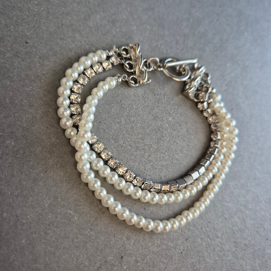 Elegantes Perlenarmband mit Strass – Dreifachreihe im Vintage-Stil