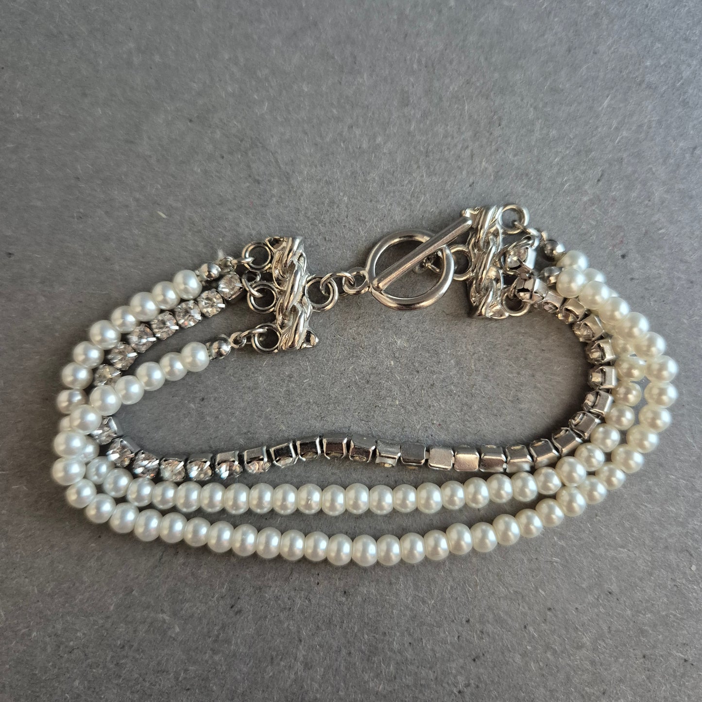 Elegantes Perlenarmband mit Strass – Dreifachreihe im Vintage-Stil