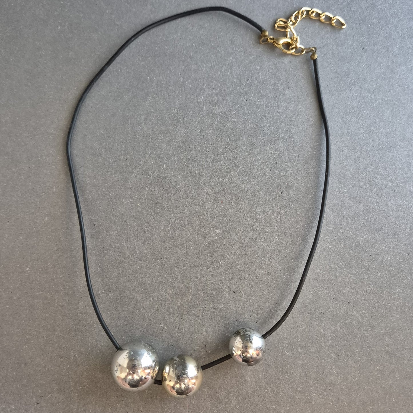 Moderne Statement-Kette mit großen silberfarbenen Kugeln