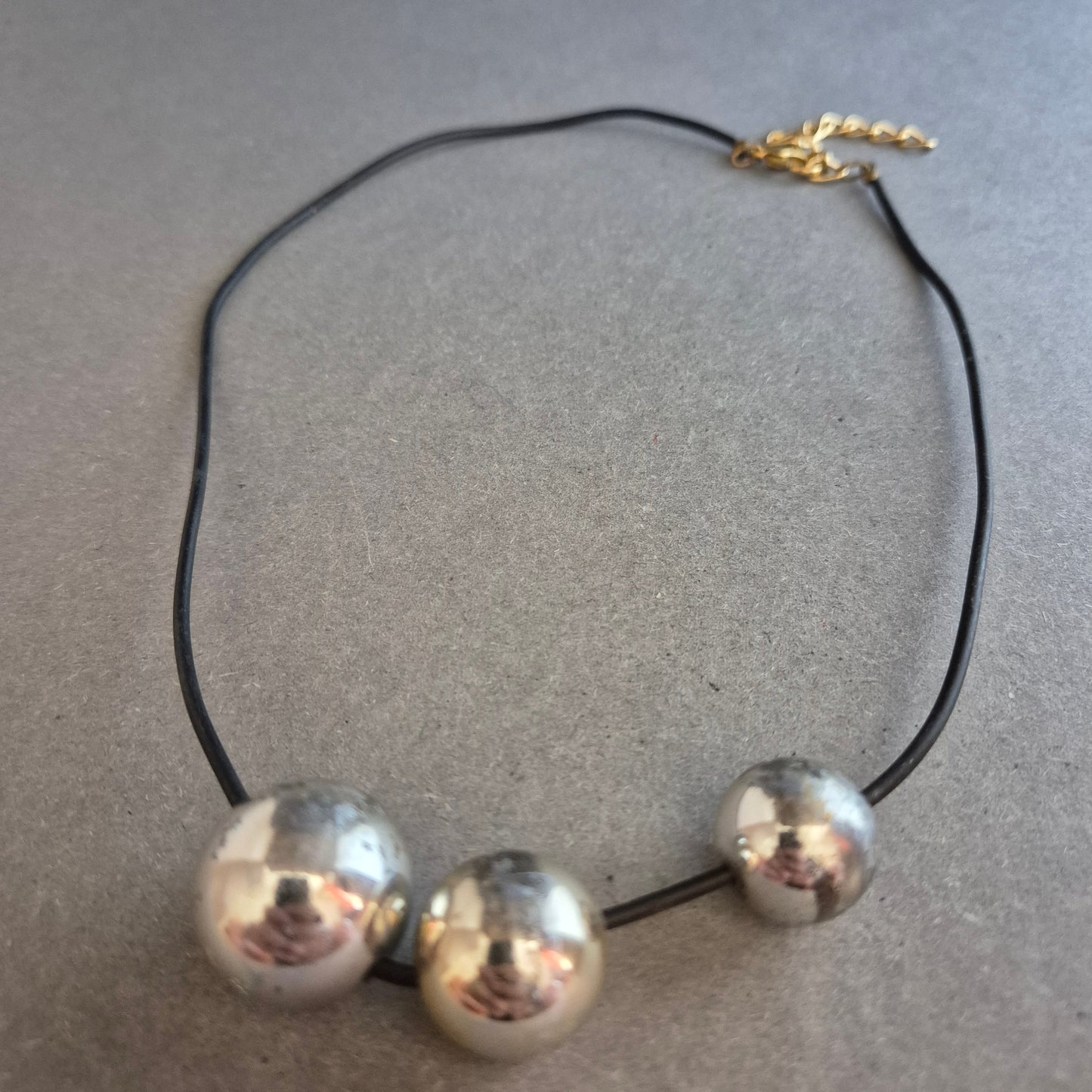 Moderne Statement-Kette mit großen silberfarbenen Kugeln