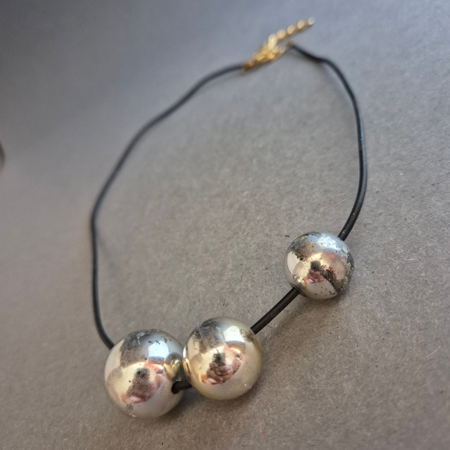 Moderne Statement-Kette mit großen silberfarbenen Kugeln