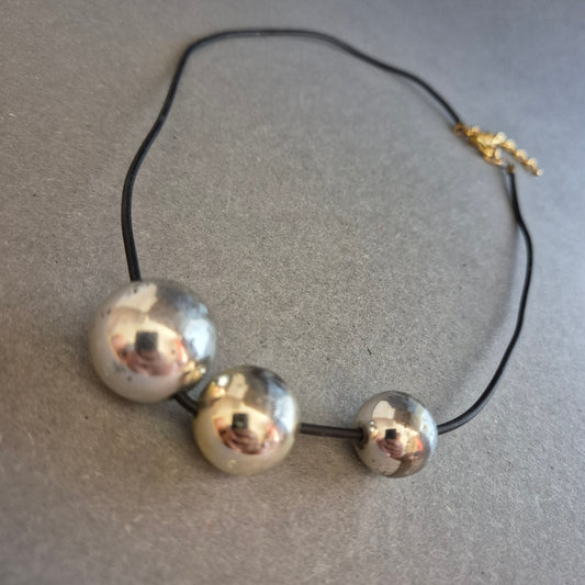Moderne Statement-Kette mit großen silberfarbenen Kugeln