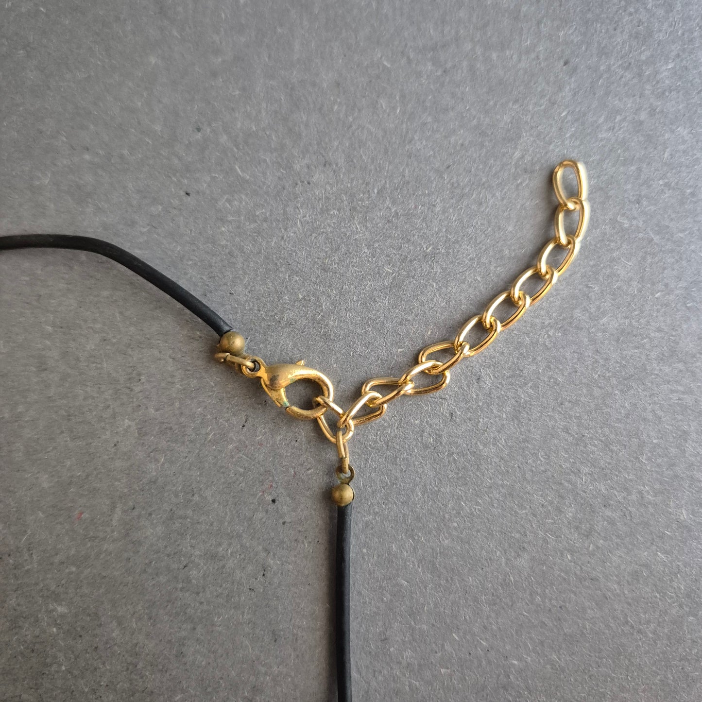 Moderne Statement-Kette mit großen silberfarbenen Kugeln