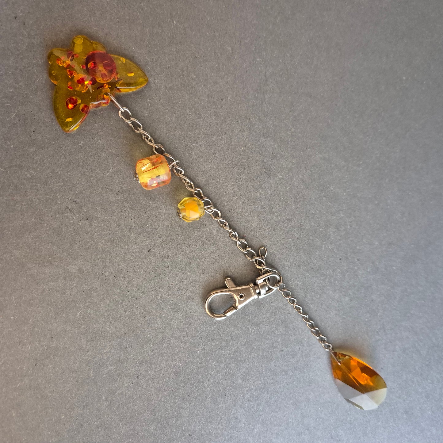 Verspielter Taschenanhänger mit bunten Acryl-Perlen und Schmetterling