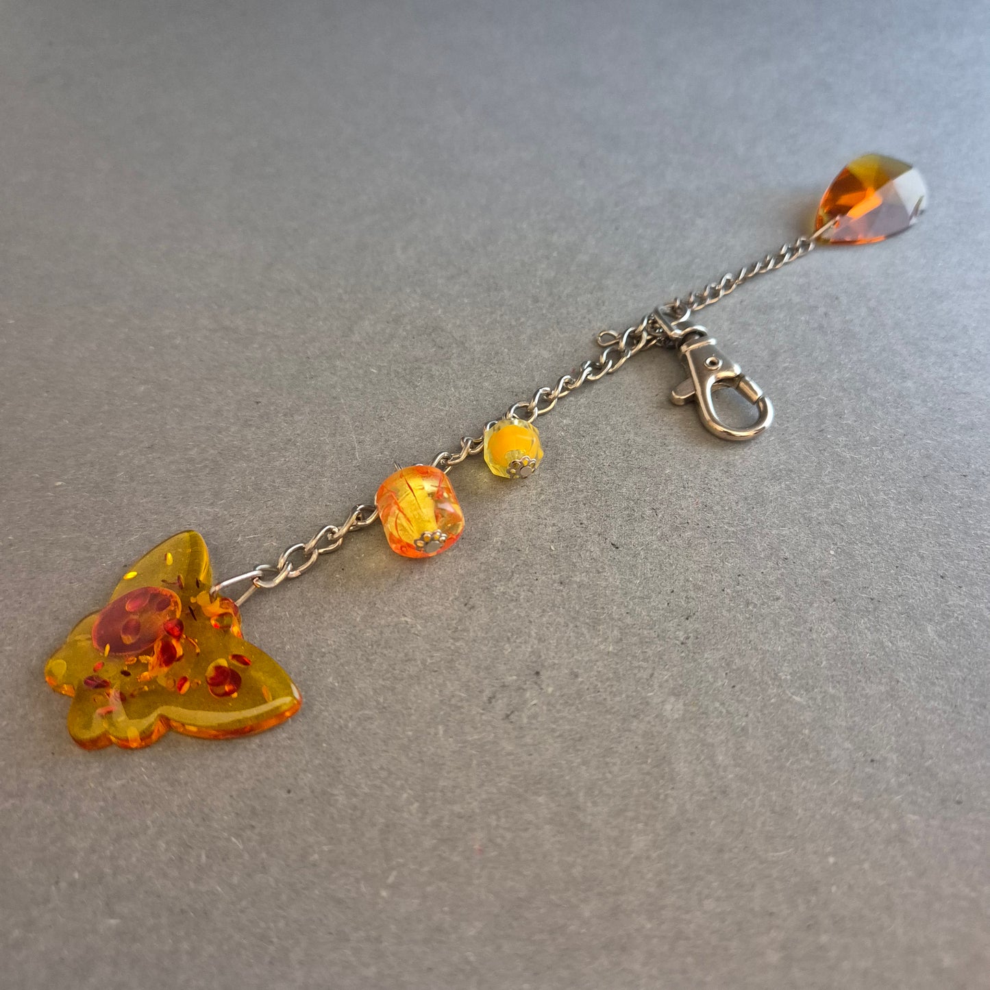 Verspielter Taschenanhänger mit bunten Acryl-Perlen und Schmetterling