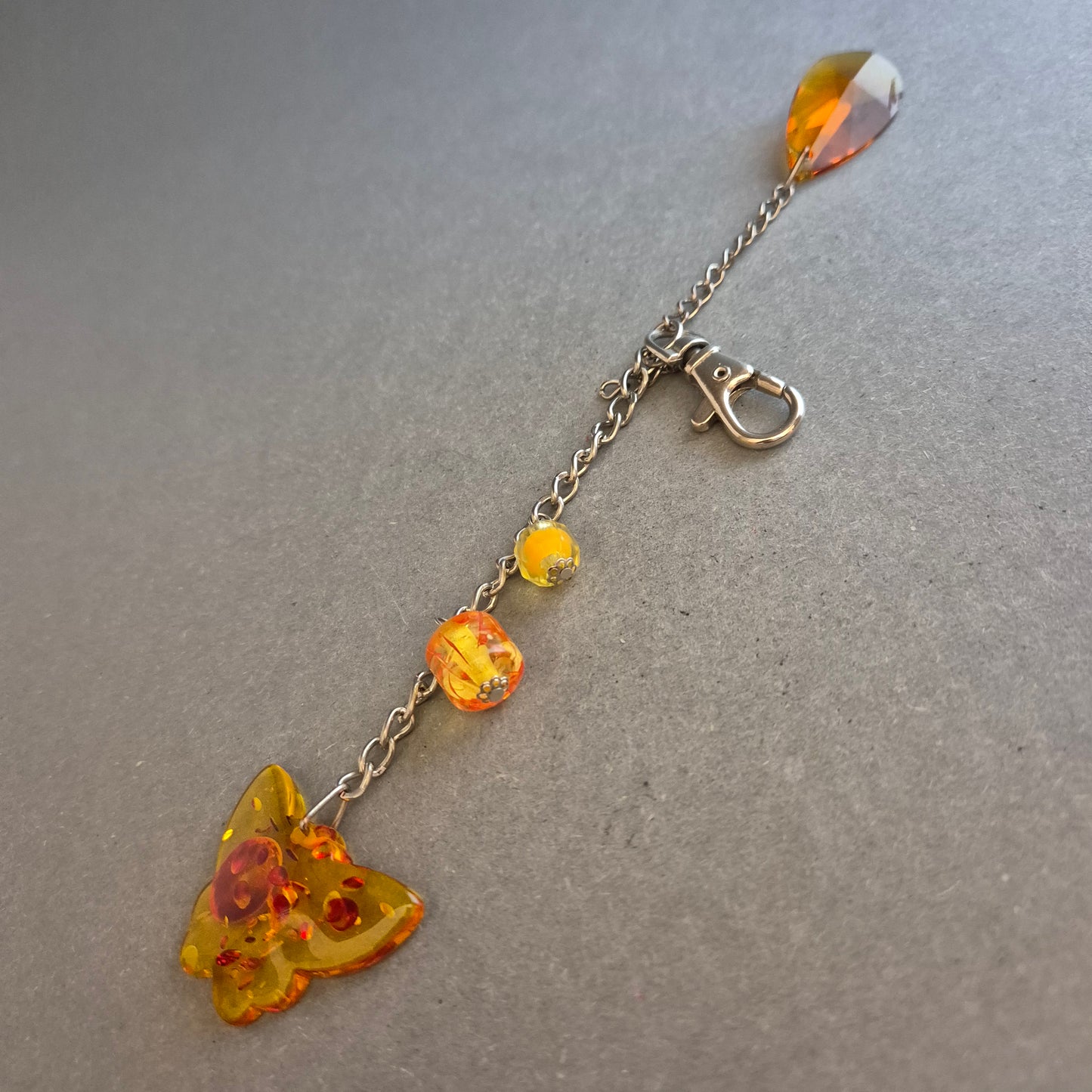 Verspielter Taschenanhänger mit bunten Acryl-Perlen und Schmetterling