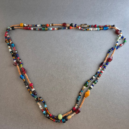 Bunte Halskette mit Glasperlen im Boho-Stil
