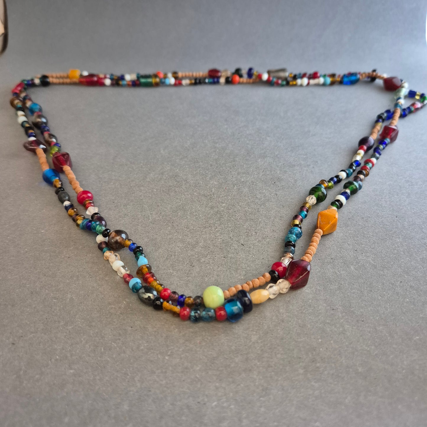 Bunte Halskette mit Glasperlen im Boho-Stil