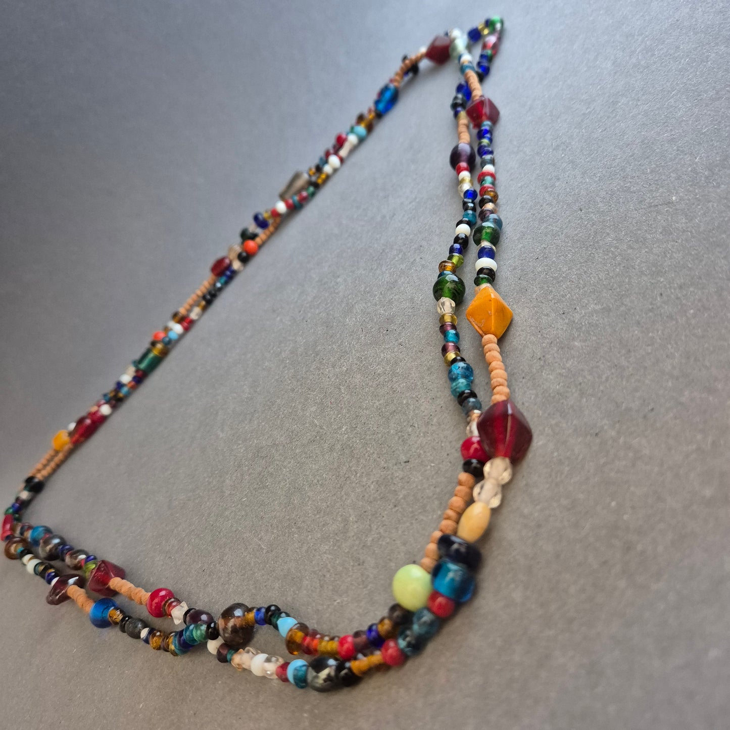 Bunte Halskette mit Glasperlen im Boho-Stil