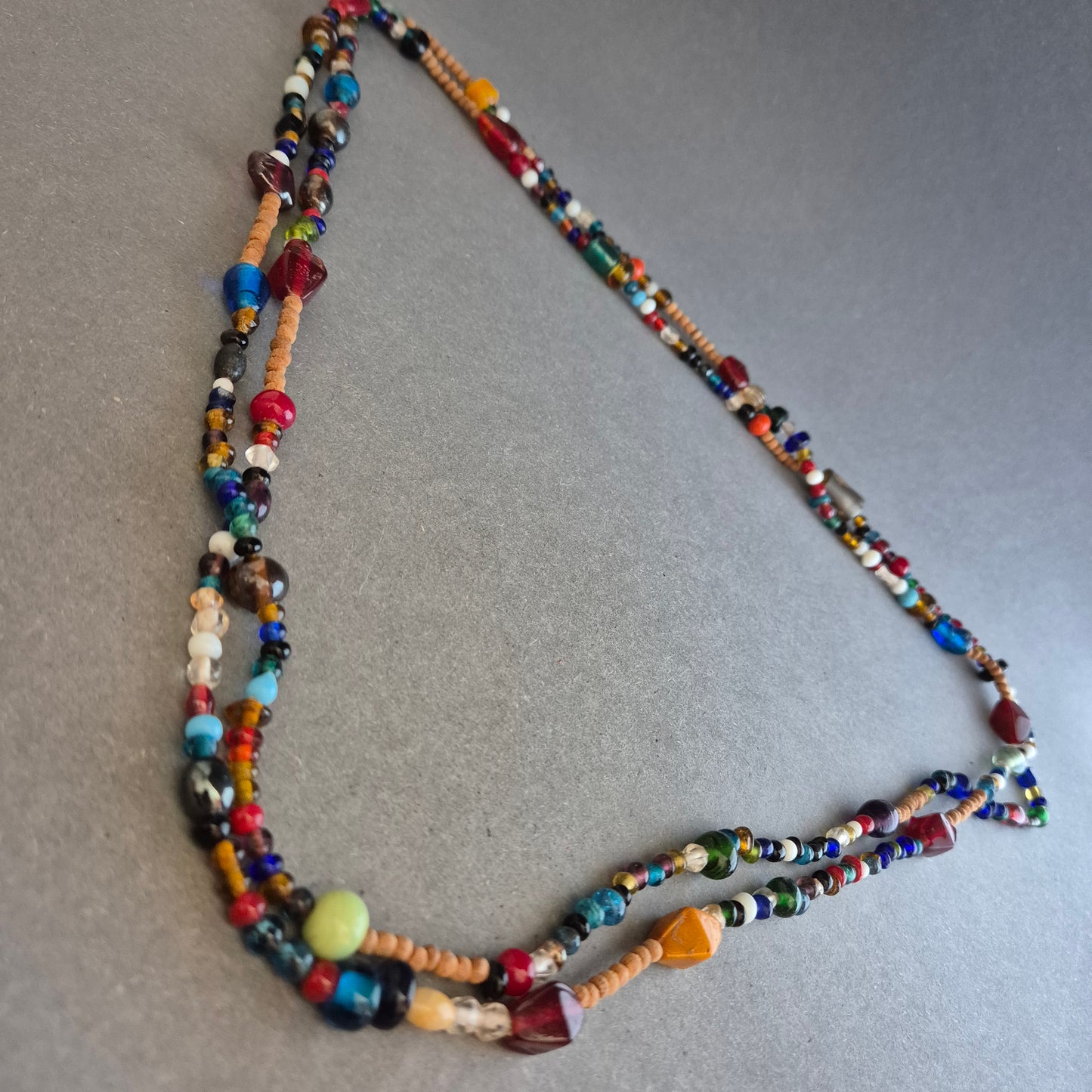 Bunte Halskette mit Glasperlen im Boho-Stil