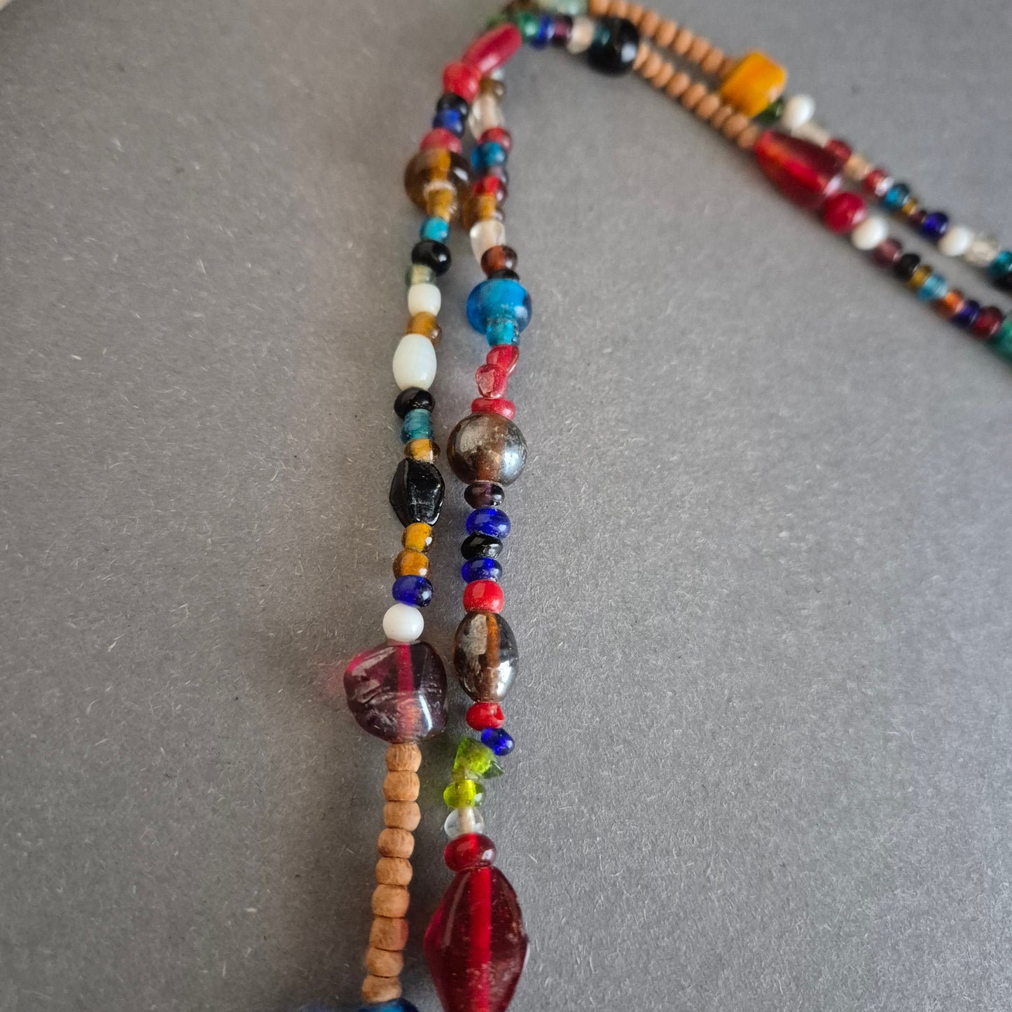 Bunte Halskette mit Glasperlen im Boho-Stil