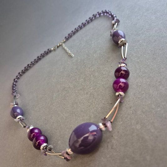 Lila Glasperlenkette mit glänzenden Akzenten