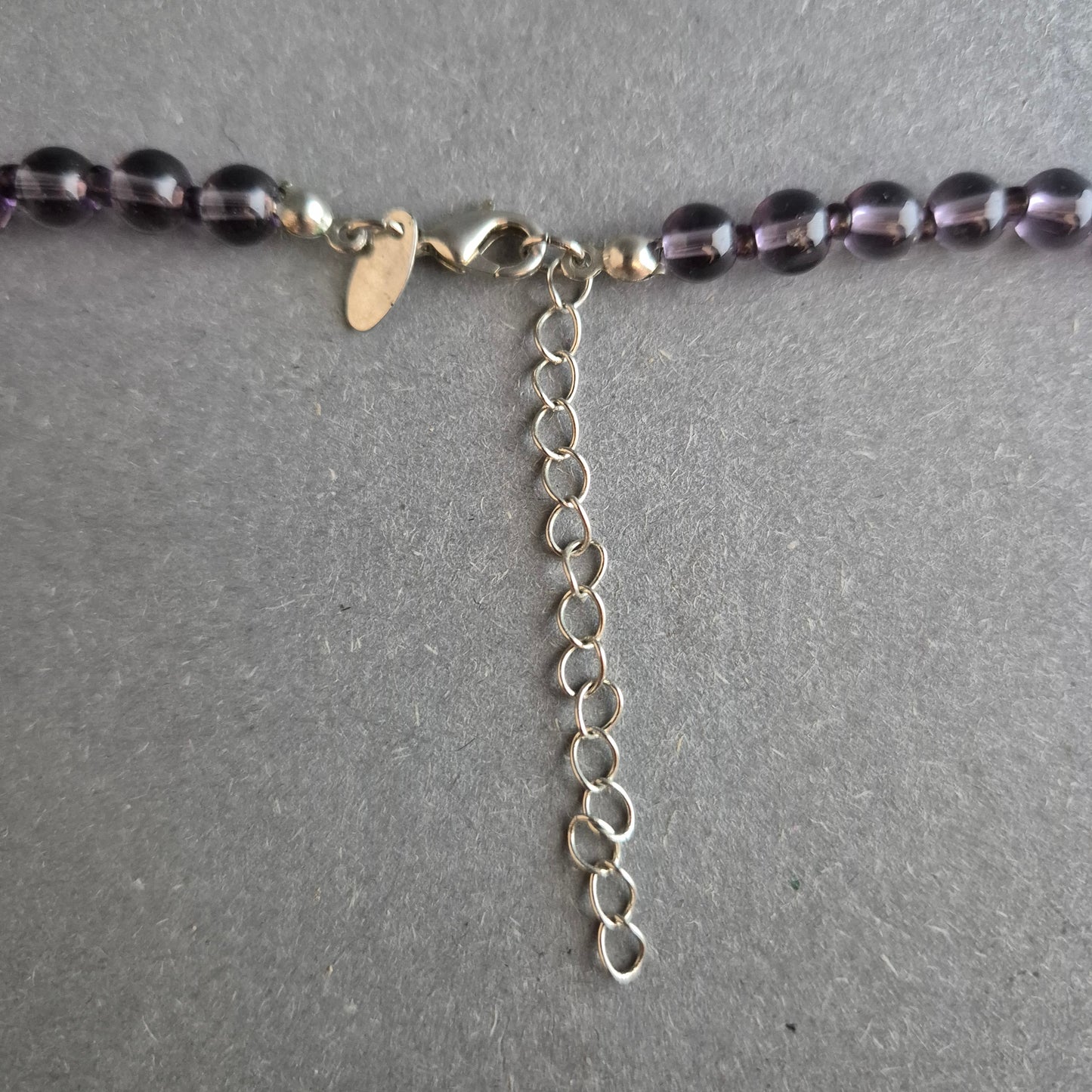 Lila Glasperlenkette mit glänzenden Akzenten
