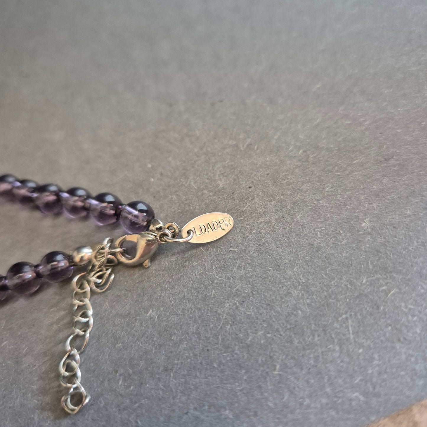 Lila Glasperlenkette mit glänzenden Akzenten