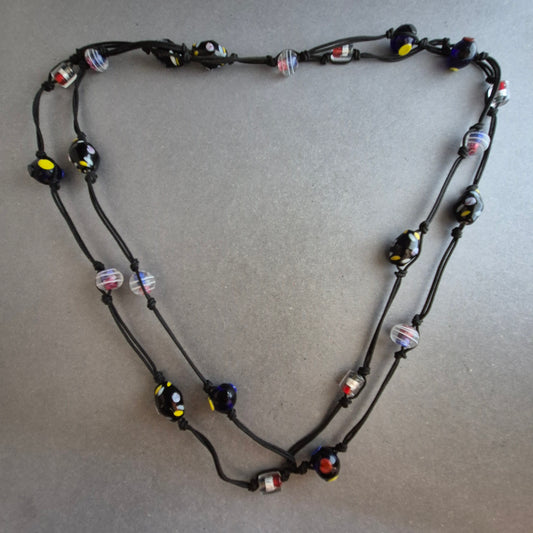 Zweireihige Kette mit bunten Glasperlen auf schwarzem Band