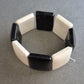 Elastisches Armband in Schwarz-Weiß mit Retro-Vibes