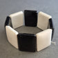 Elastisches Armband in Schwarz-Weiß mit Retro-Vibes