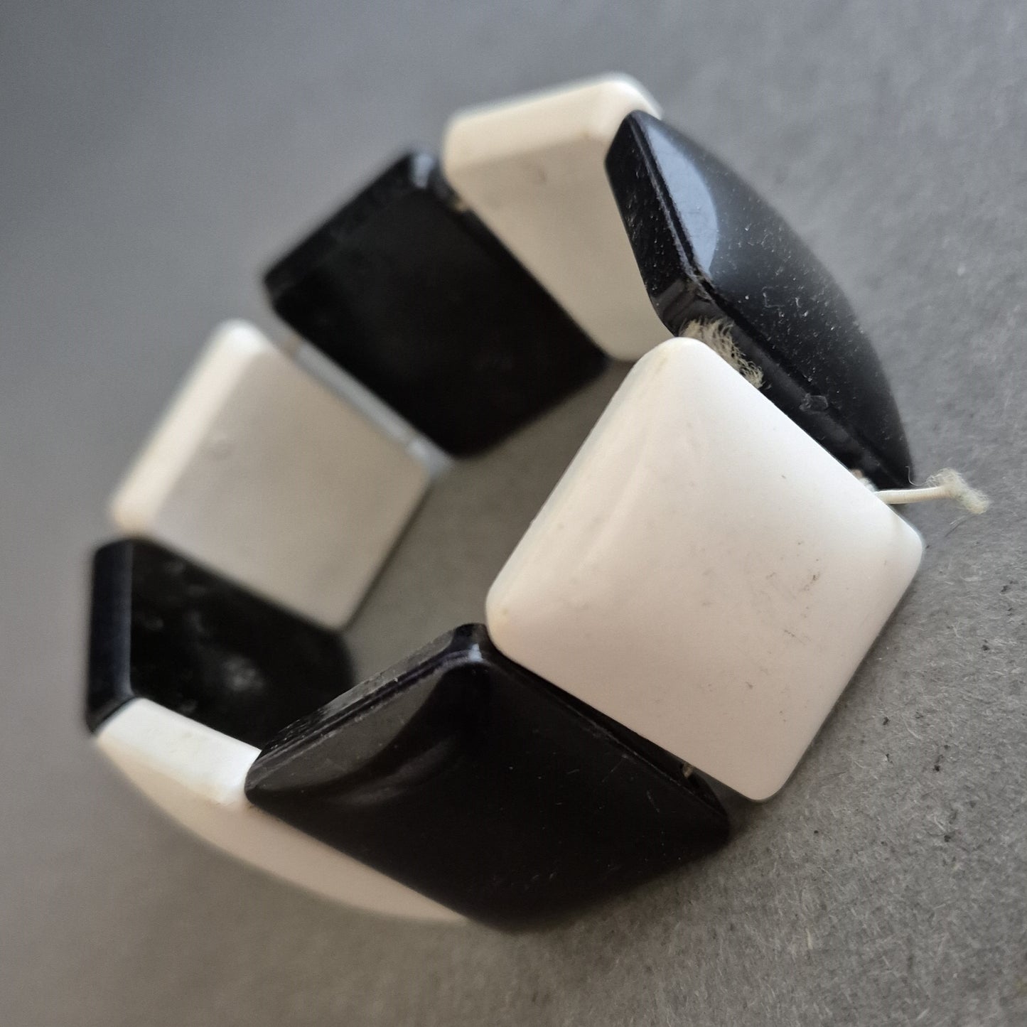 Elastisches Armband in Schwarz-Weiß mit Retro-Vibes