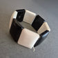 Elastisches Armband in Schwarz-Weiß mit Retro-Vibes