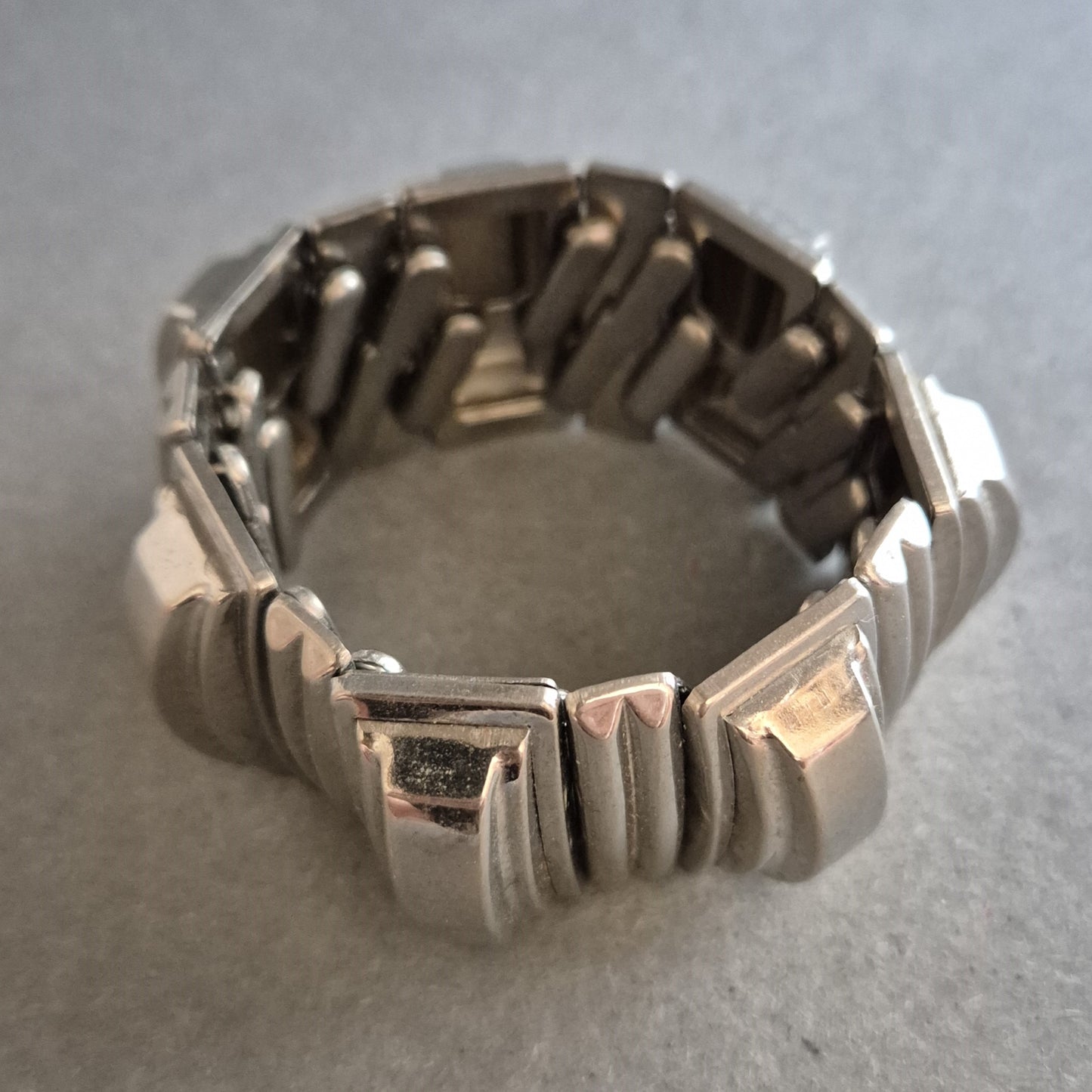 Massives Stretch-Armband in silberfarbenem Design