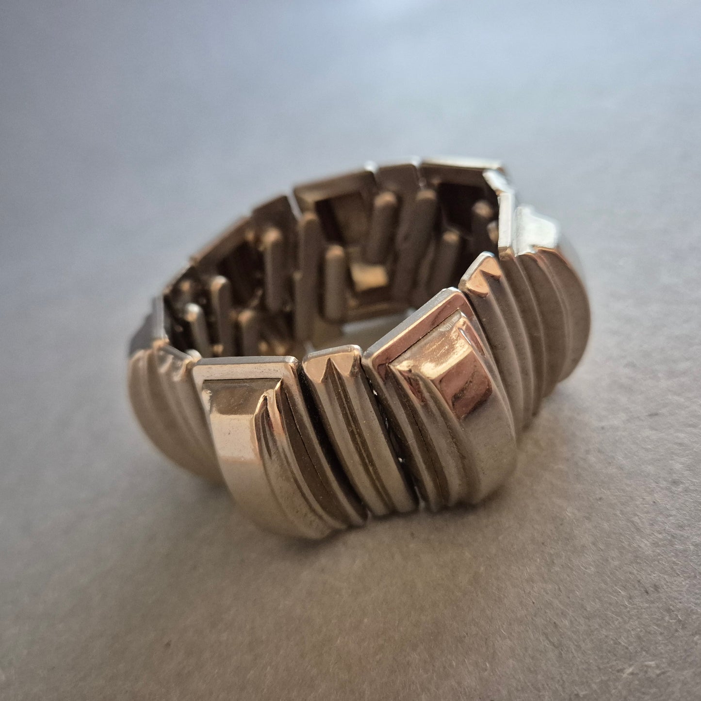 Massives Stretch-Armband in silberfarbenem Design