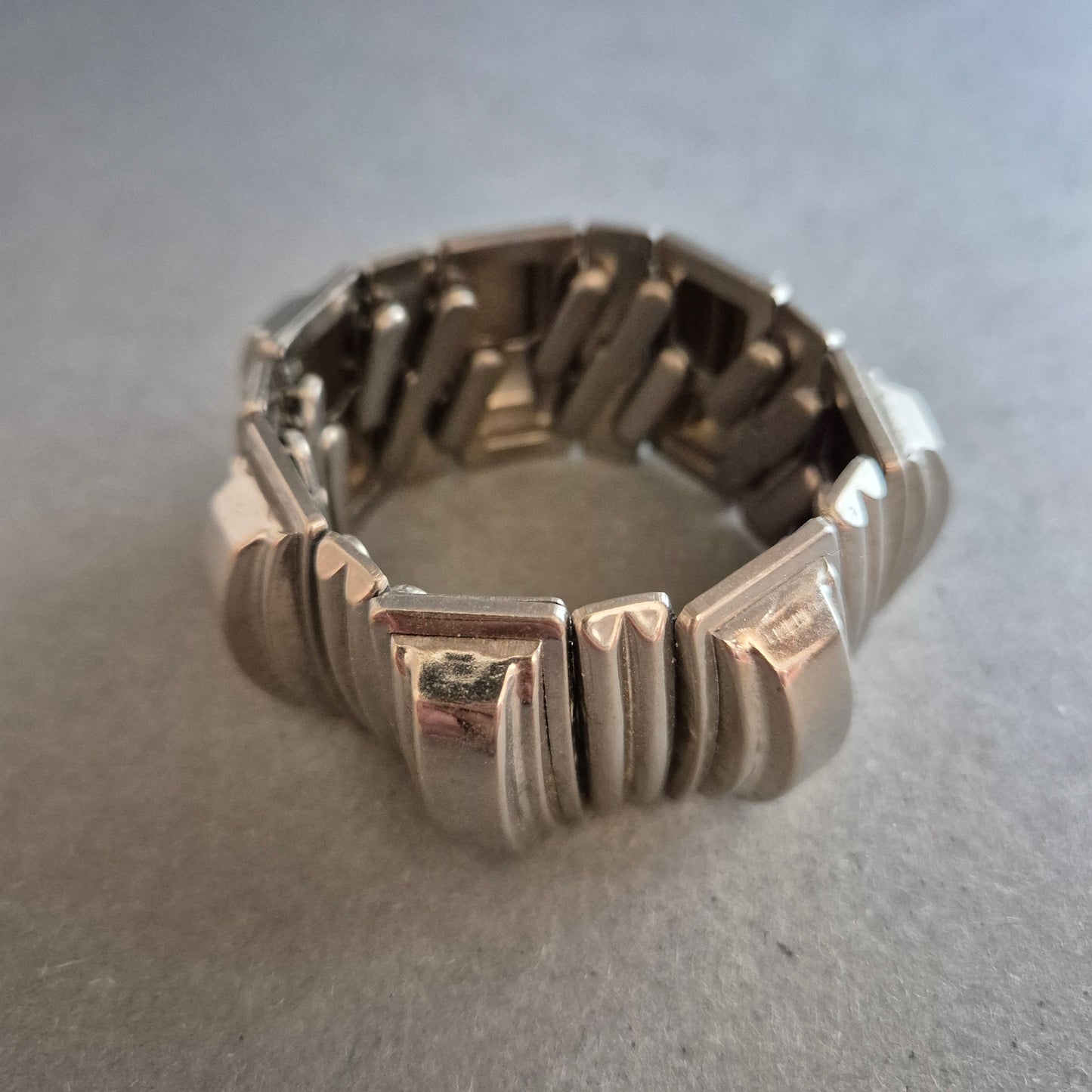Massives Stretch-Armband in silberfarbenem Design