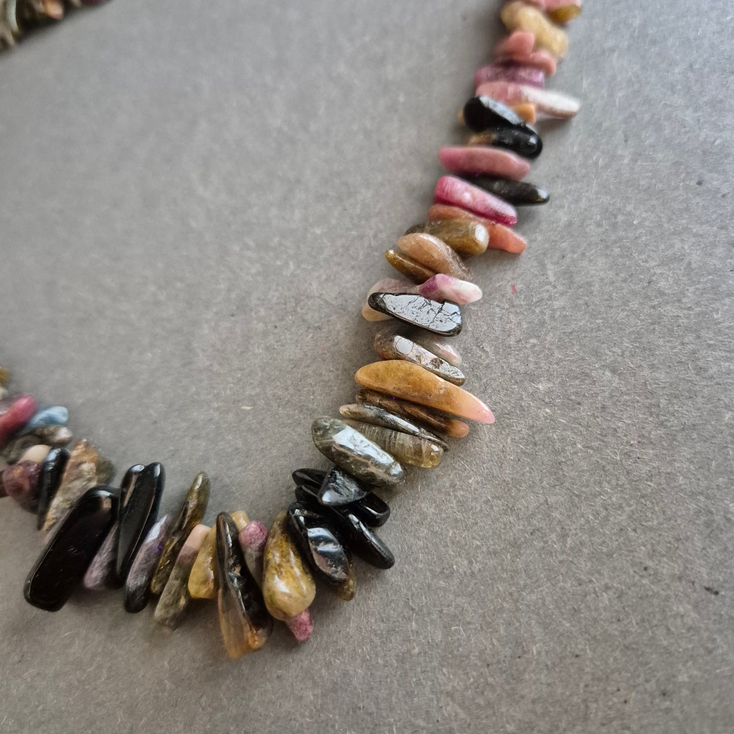 Natürliche Splitterkette mit buntem Turmalin-Mix