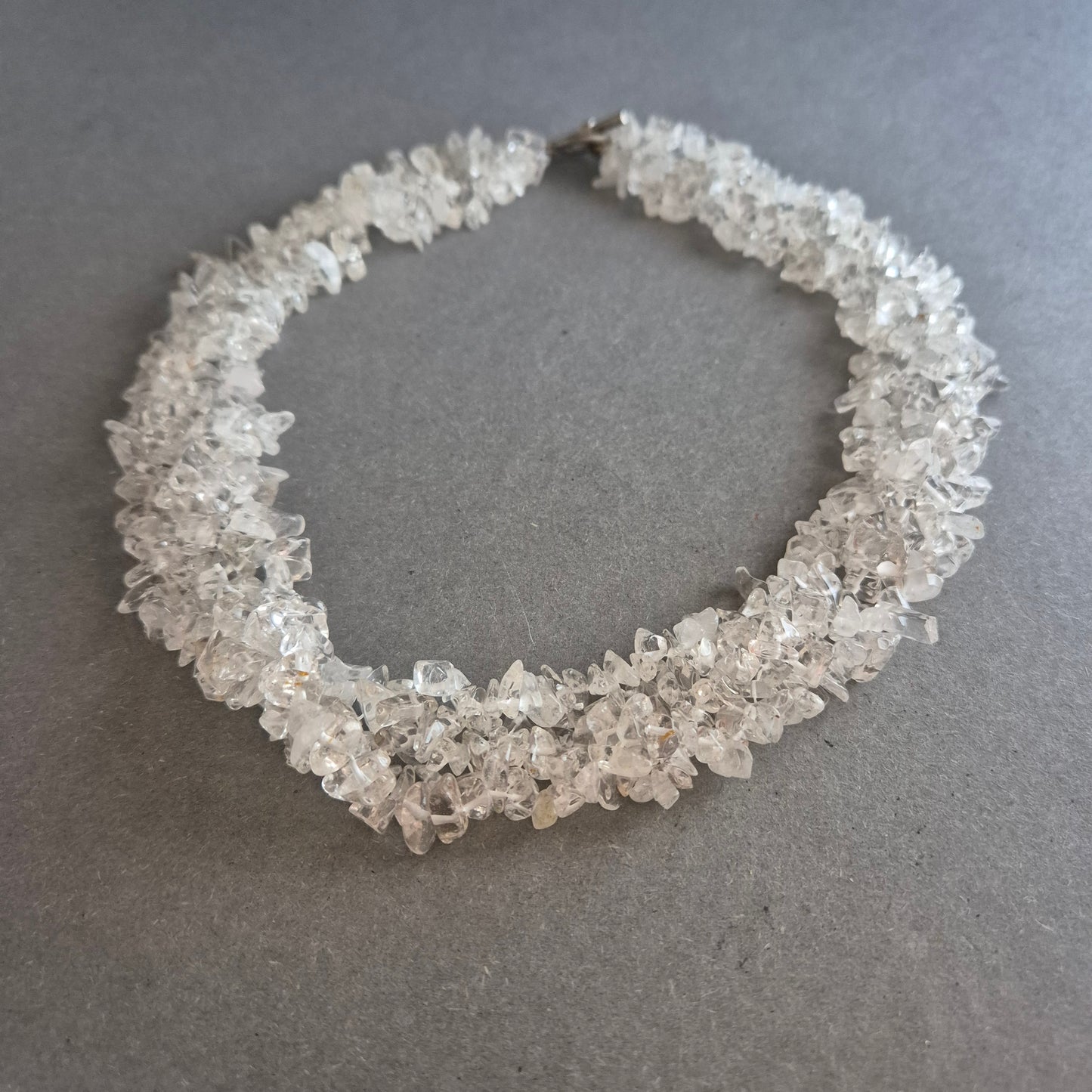 Klarquarz-Halskette aus funkelnden Splittern