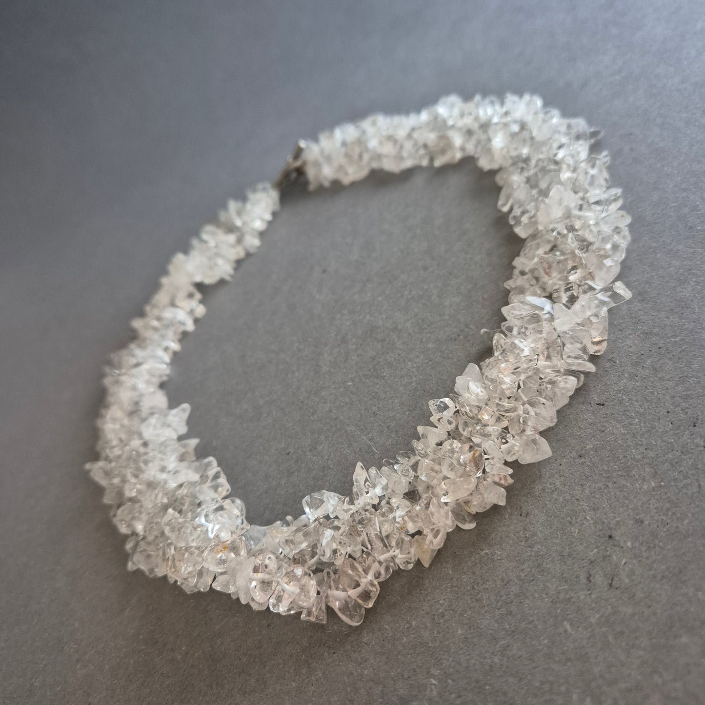 Klarquarz-Halskette aus funkelnden Splittern
