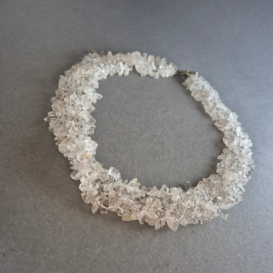 Klarquarz-Halskette aus funkelnden Splittern