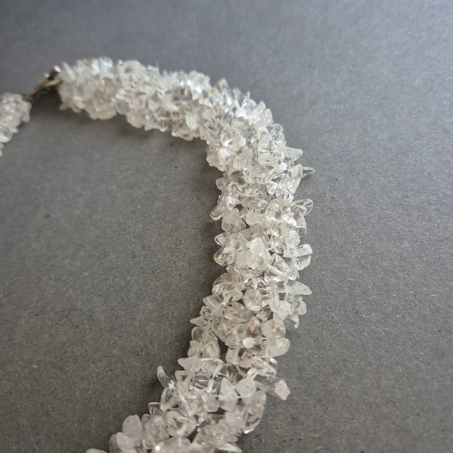 Klarquarz-Halskette aus funkelnden Splittern