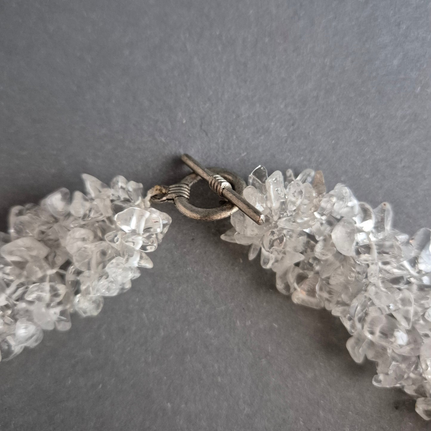 Klarquarz-Halskette aus funkelnden Splittern