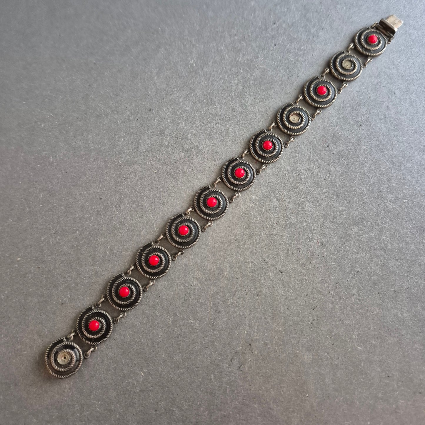 Vintage-Armband mit roten Steinen und Zierspiralen
