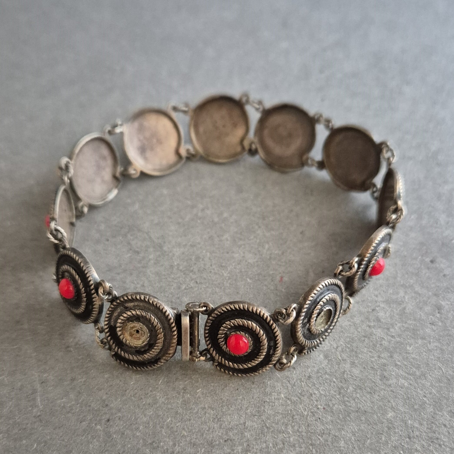 Vintage-Armband mit roten Steinen und Zierspiralen