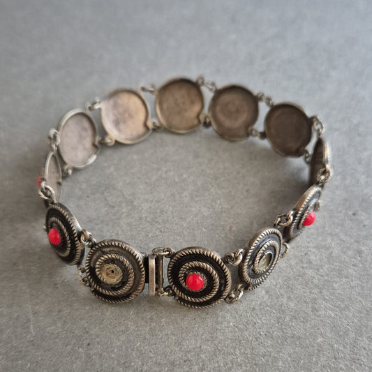 Vintage-Armband mit roten Steinen und Zierspiralen