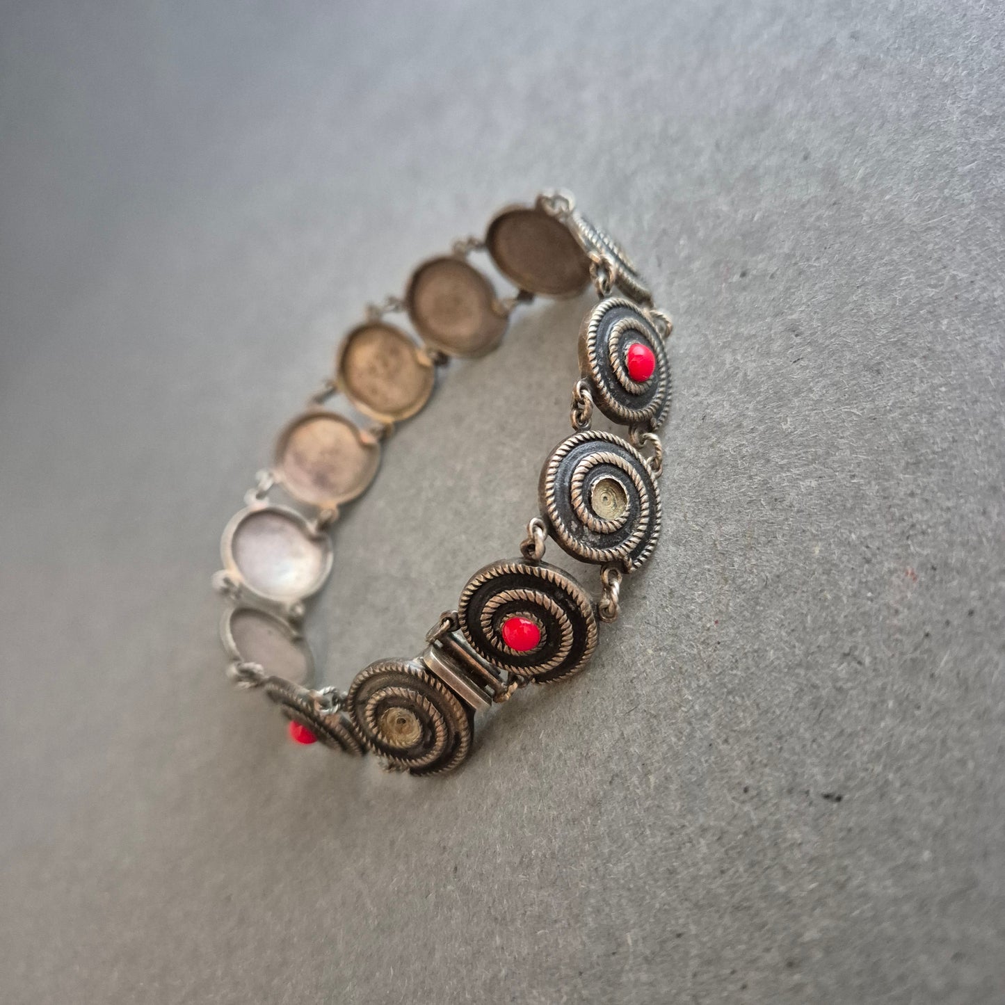 Vintage-Armband mit roten Steinen und Zierspiralen