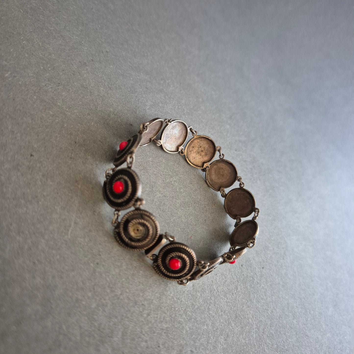 Vintage-Armband mit roten Steinen und Zierspiralen