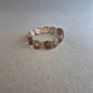 Vintage-Armband mit roten Steinen und Zierspiralen