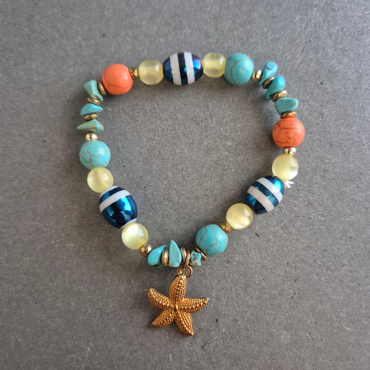 Buntes Armband mit Seestern-Anhänger im maritimen Stil