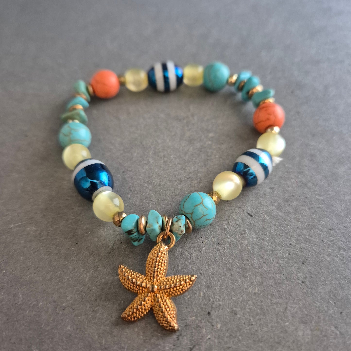 Buntes Armband mit Seestern-Anhänger im maritimen Stil