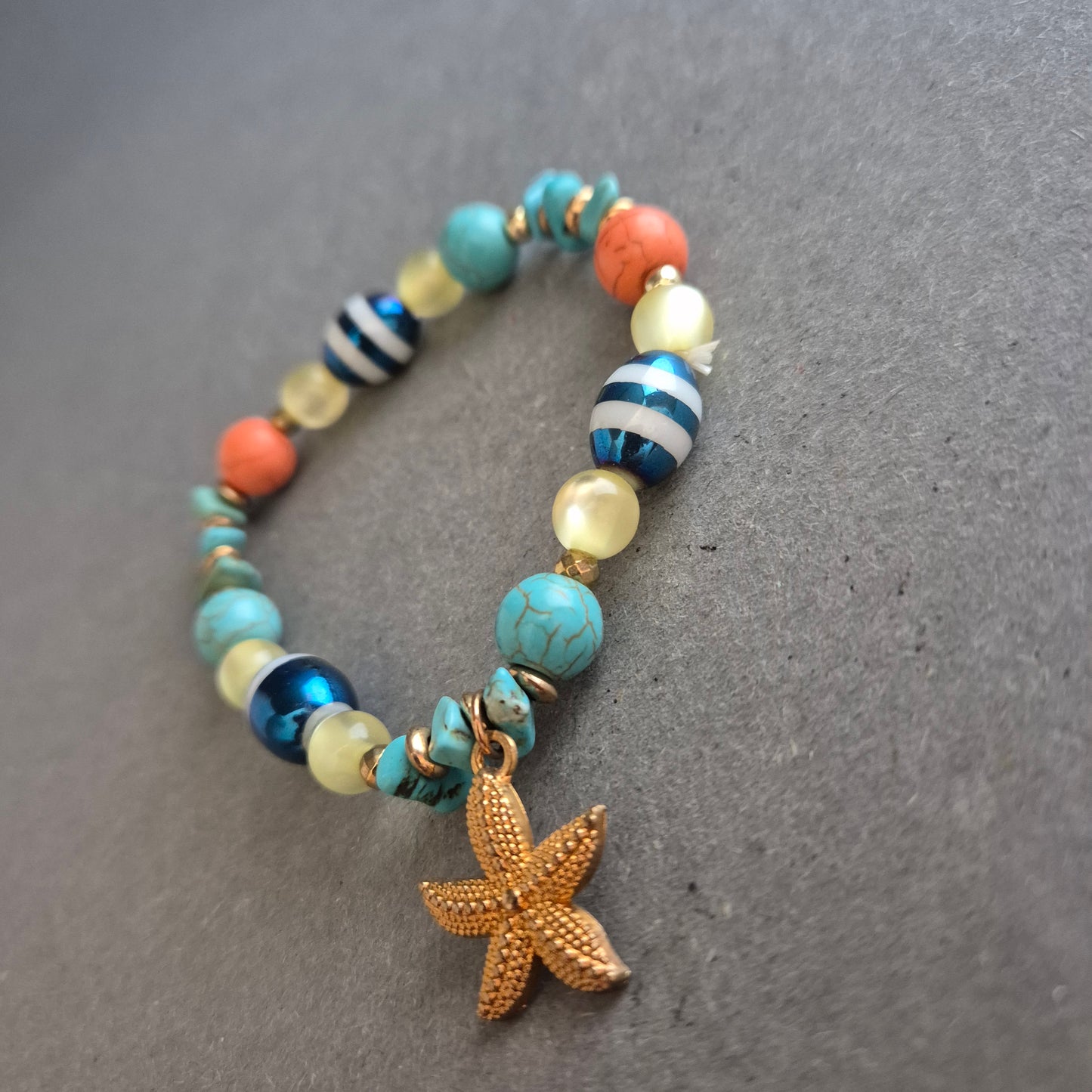 Buntes Armband mit Seestern-Anhänger im maritimen Stil