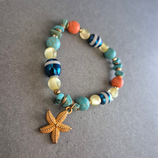 Buntes Armband mit Seestern-Anhänger im maritimen Stil