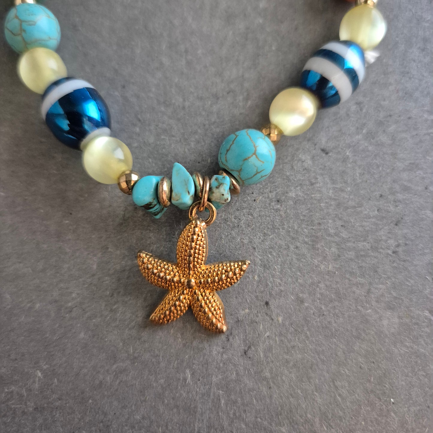 Buntes Armband mit Seestern-Anhänger im maritimen Stil