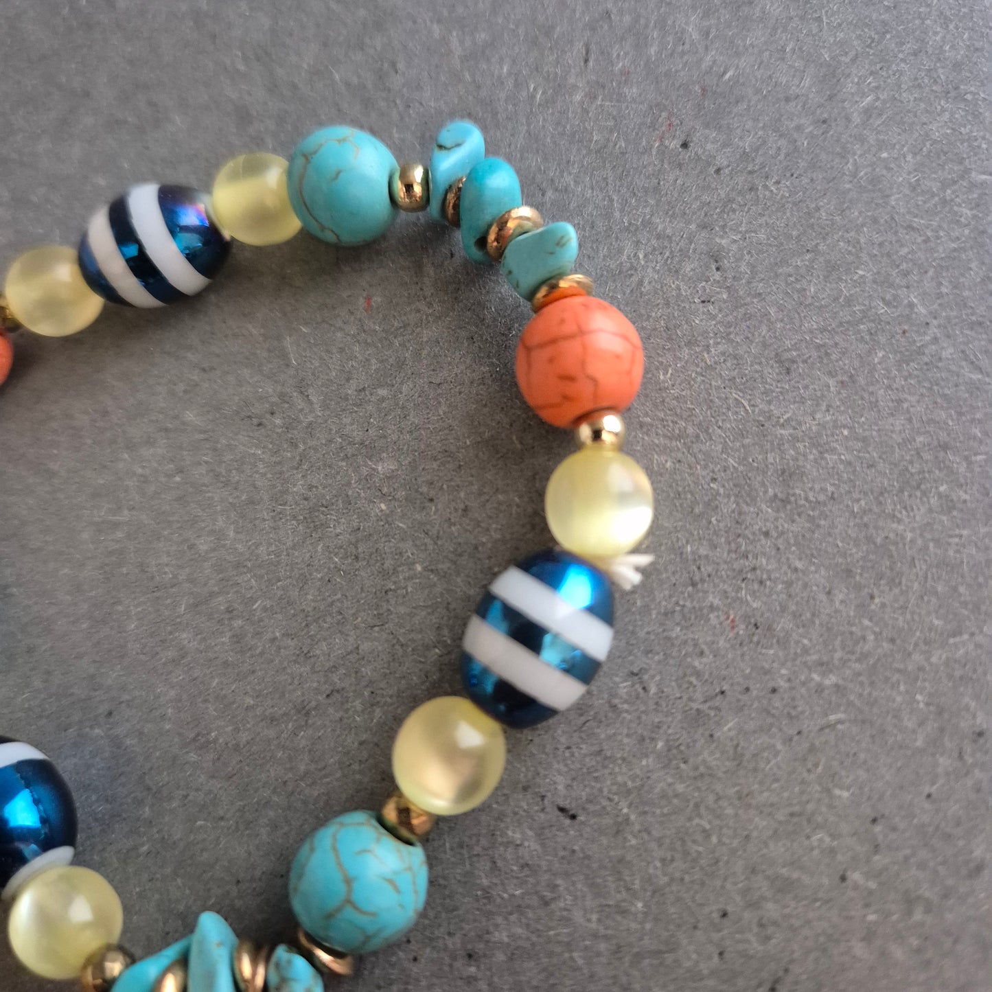 Buntes Armband mit Seestern-Anhänger im maritimen Stil